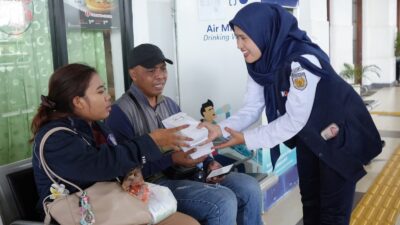 KAI Daop 3 Cirebon Berikan Takjil Gratis Bagi Pelanggan Kereta Api