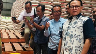 Pastikan Stabilitas Pangan Jelang Lebaran, Anggota Komisi VI DPR RI Tinjau Gudang Bulog Cirebon