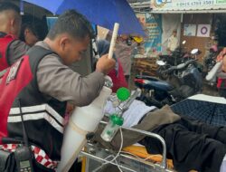Personel Pos PAM Kanggraksan Bersama Sat Samapta Polres Cirebon Kota Bantu Pemudik yang Alami Kejang di Dalam Bus
