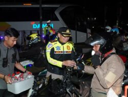 Kapolres Cirebon Kota Bagikan Air Mineral dan Permen untuk Pemudik, Imbau Keselamatan di Perjalanan
