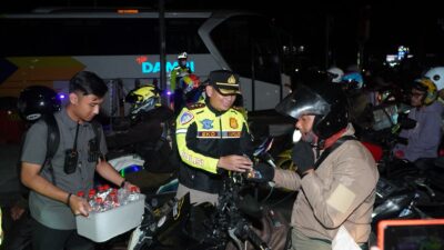 Kapolres Cirebon Kota Bagikan Air Mineral dan Permen untuk Pemudik, Imbau Keselamatan di Perjalanan