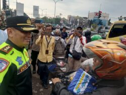 Peduli Pemudik, Kapolres Cirebon Kota Bagikan Jas Hujan