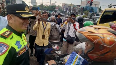 Peduli Pemudik, Kapolres Cirebon Kota Bagikan Jas Hujan