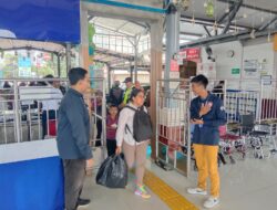 Railfans Rela Tak Pulang Demi Layani Pemudik