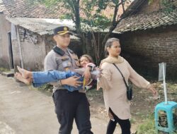 Wakapolres Cirebon Kota Tolong Anak Terjatuh dari Tangga Toilet saat Acara Grebek Syawal