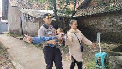 Wakapolres Cirebon Kota Tolong Anak Terjatuh dari Tangga Toilet saat Acara Grebek Syawal