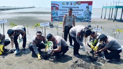 Sespimma Polri Angkatan 73 Tanam Mangrove Hingga Berikan Bansos ke Warga di Kejawanan