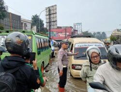 Banjir Rendam Dayeuhkolot, Kapolsek Turun Tangan Bantu Warga dan Pantau Lokasi Pengungsian