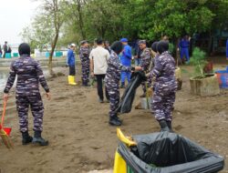 TNI AL- Lanal Cirebon bersama Forkopimda Gelar Aksi Bersih-Bersih Sampah di Pesisir Cirebon