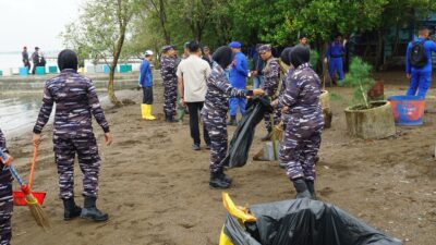 TNI AL- Lanal Cirebon bersama Forkopimda Gelar Aksi Bersih-Bersih Sampah di Pesisir Cirebon