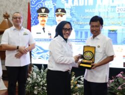 Pengukuhan Kadin Kota Cirebon, Wali Kota Tekankan Kolaborasi Jadi Kunci Pertumbuhan Ekonomi