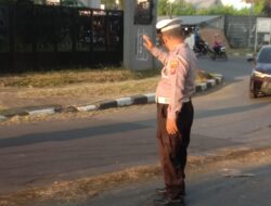 Pengendara Sempat Khawatir Melintas, Polisi Bergerak Cepat Tangani Ceceran Oli di Bundaran Kedawung