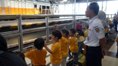 Daop 3 Cirebon Kenalkan Dunia Perkeretaapian Sejak Dini Melalui Kunjungan Edukatif