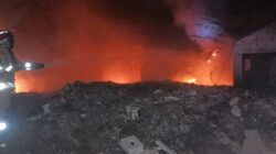 Kebakaran Lahan Kosong Bekas Bangunan PMI di Kedawung Cepat Ditangani, Kapolsek Turun Langsung ke TKP
