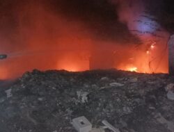 Kebakaran Lahan Kosong Bekas Bangunan PMI di Kedawung Cepat Ditangani, Kapolsek Turun Langsung ke TKP