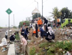 KAI Daop 3 Cirebon Bersama IRPS dan DLH Kabupaten Cirebon Gelar Aksi Bersih Lingkungan dan Sosialisasi Keselamatan di Perlintasan Sebidang